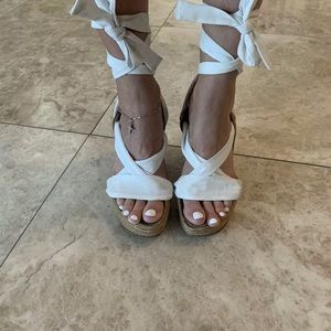 8.5 DKNY Womens Wedge Sandals, White, 38 1/2. Condition is Pre-owned.